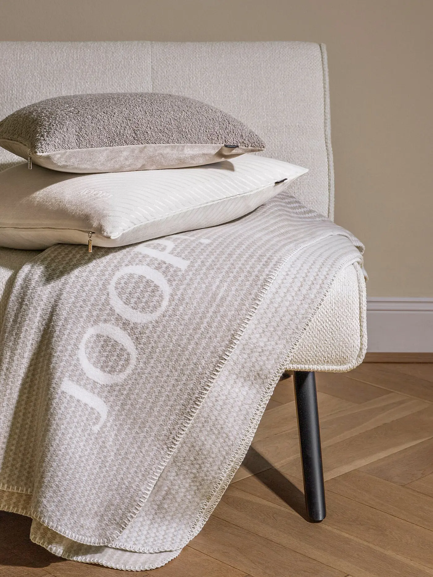 JOOP | Wohndecke WOVEN 150x200cm Rouge | beige